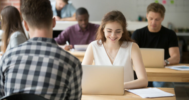 Santander y U. de Chicago ofrecen mil becas para reorientación profesional en negocios digitales