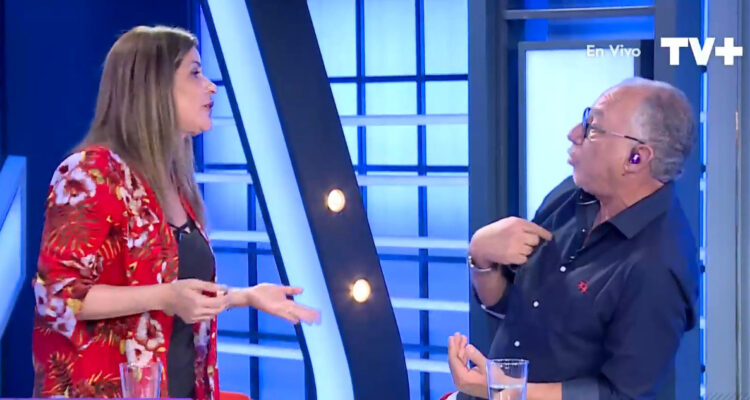 Savka Pollak y Mauricio Israel discutiendo en el set de Sígueme y Te Sigo deTV+