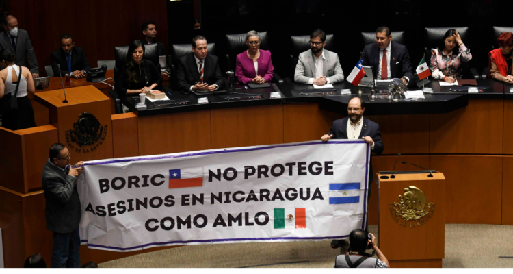 senadores mexicanos sostienen lienzo