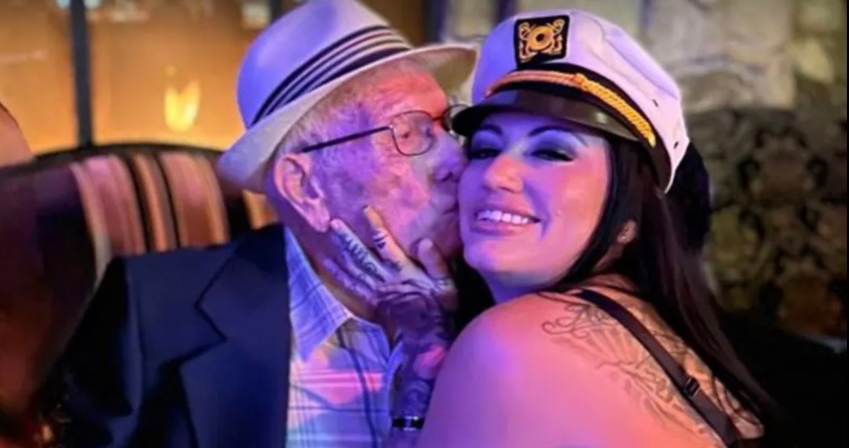 Padre celebra 100 años en striptease