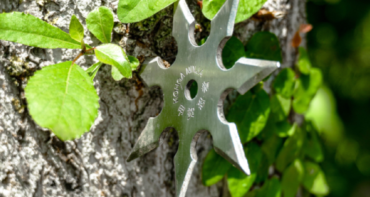 Detienen a sujetos que asaltaban con un “shuriken” a clientes de bancos en Los Ángeles