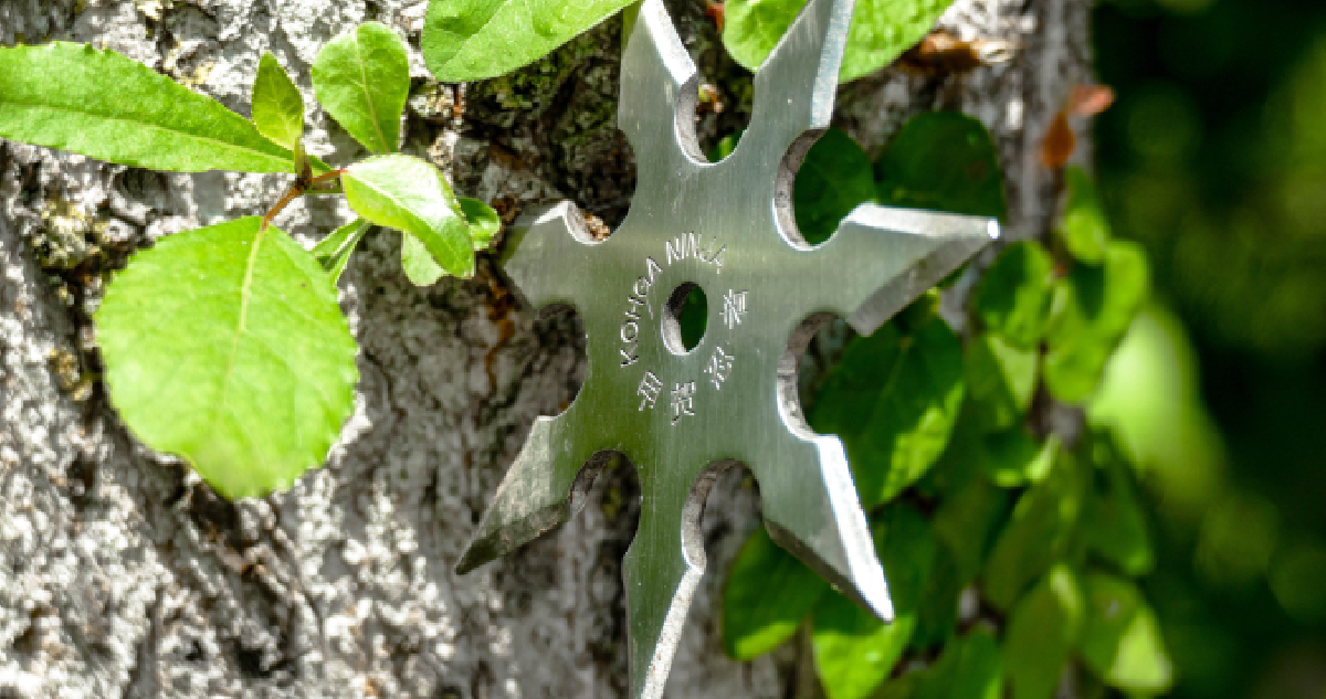 Detienen a sujetos que asaltaban con un “shuriken” a clientes de bancos en Los Ángeles