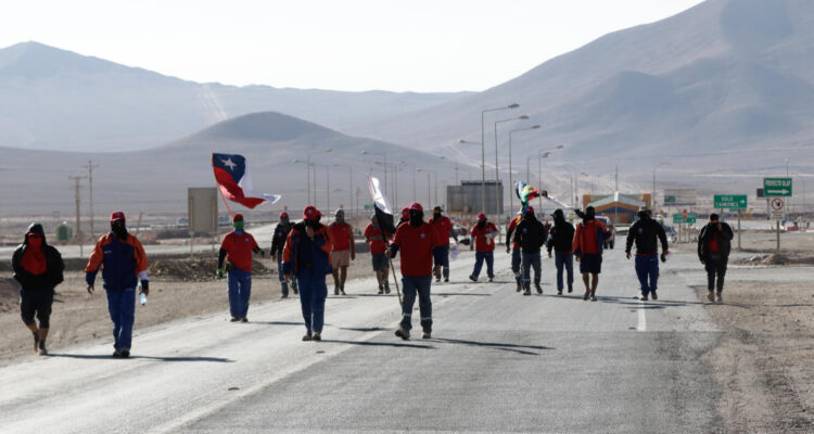 Sindicato de Minera Escondida acepta bono extraordinario de casi $1 millón y desiste del paro