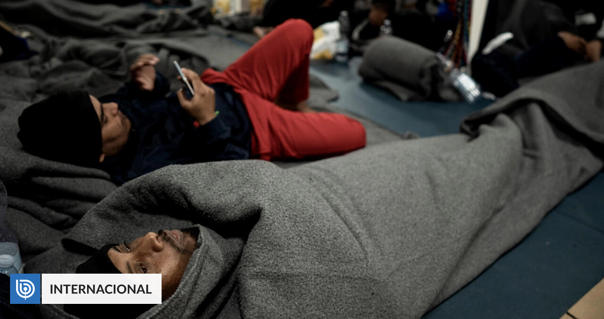 Centinaia di migranti soccorsi in attesa di sbarcare al largo delle coste italiane |  Internazionale