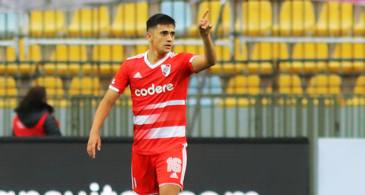 Pablo Solari indicando a la hinchada tras convertir un gol a Colo Colo.