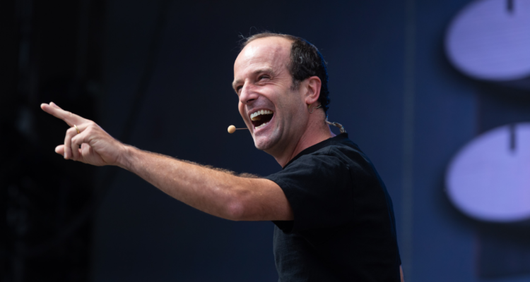 ¿Imitará al Conejo Malo? Kramer da sospechosa pista previo a cierre en Teletón 2022