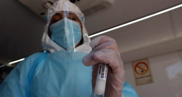 Especialistas advierten posible llegada a Chile de nueva variante del Covid-19 detectada en Perú