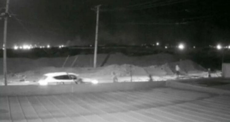 Cámara capta intento de encerrona de seis sujetos a vehículo en Antofagasta