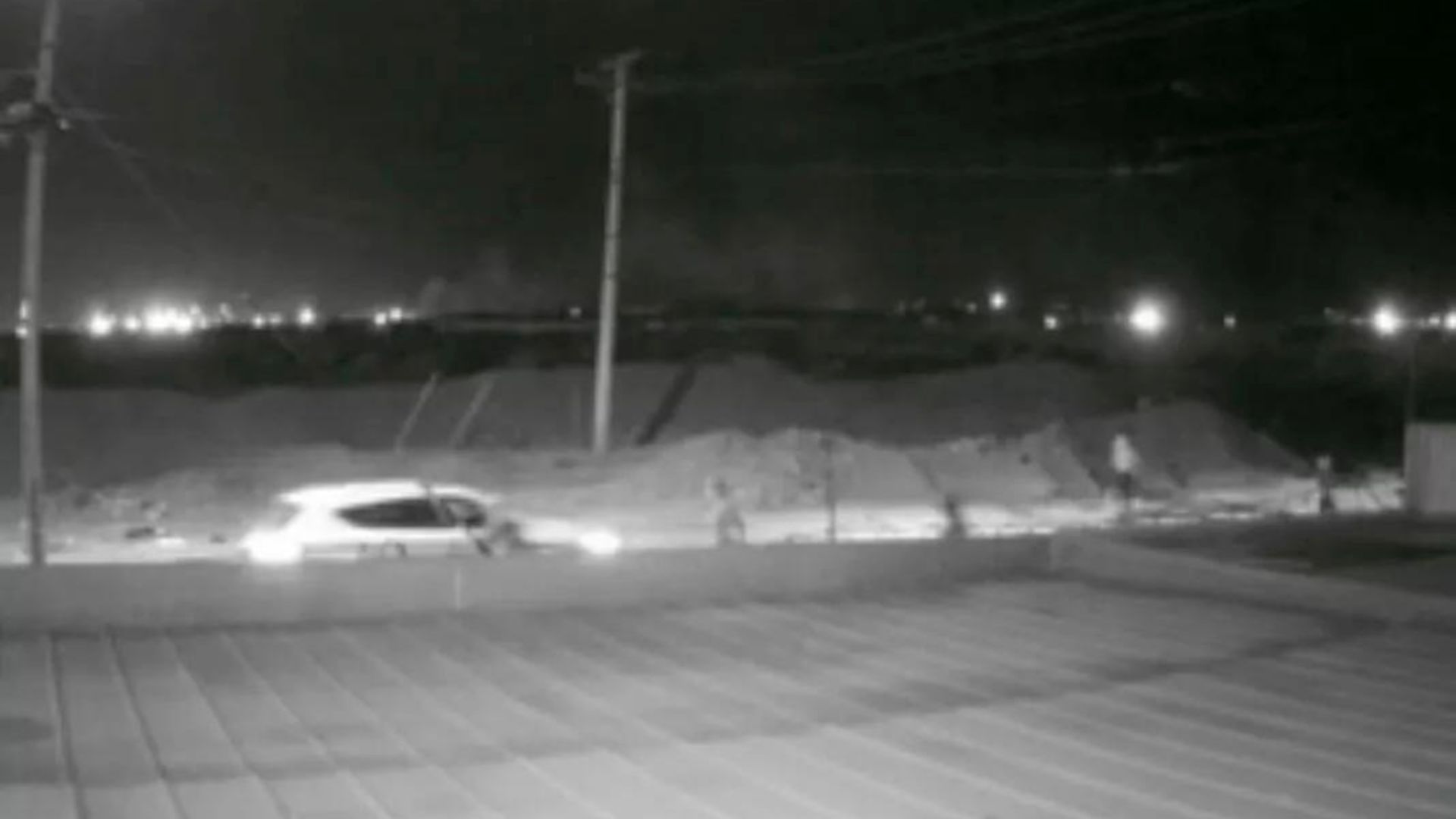 Cámara capta intento de encerrona de seis sujetos a vehículo en Antofagasta