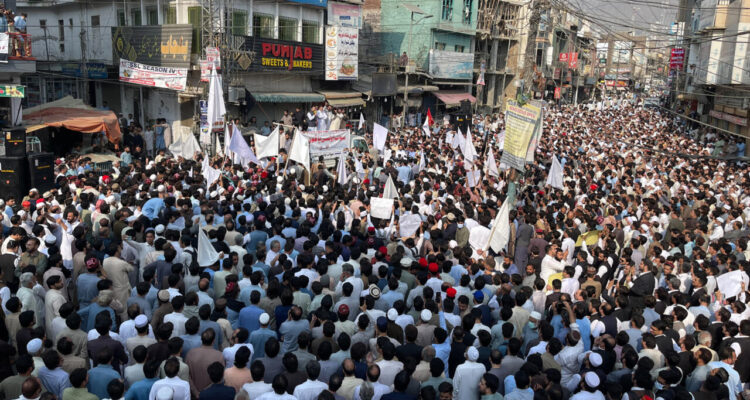 Una multitud protesta contra el ataque a un autobús escolar de la víspera.