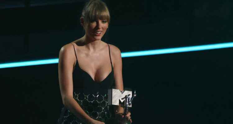 La cantante Taylor Swift aparece sonriente en los MTV European Music Awards recibiendo uno de los premios.