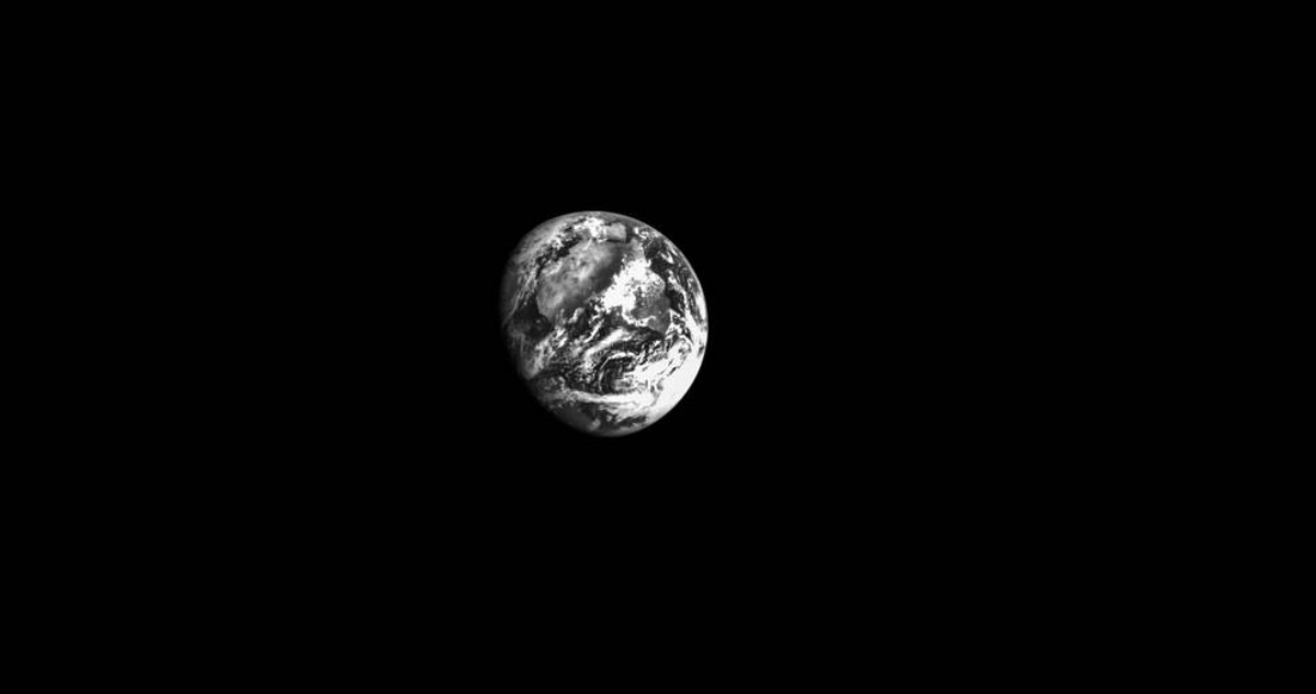 Artemis I toma una foto de la Tierra
