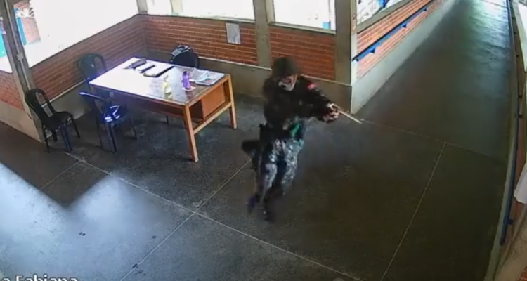 Captura del video en que se ve al atacante corriendo por una escuela con su arma.