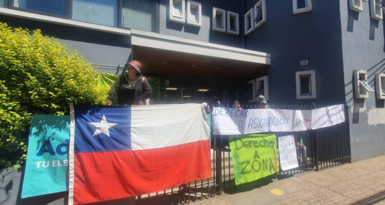 Asistentes de la educación de la costa de La Araucanía se “tomaron” las oficinas de la SEREMI de Educación en Temuco
