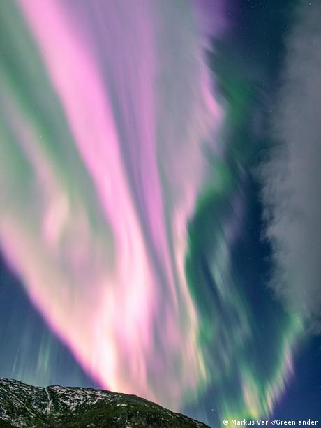 Un hoyo en la atmósfera, junto a una tormenta solar, provocaron las inusuales auroras boreales rosas