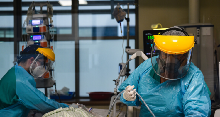 Trabajadora se encuentra grave tras explosión por gas en Colegio Angol