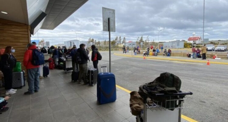 Detienen a turista bielorrusa con armamento de guerra en aeropuerto de Punta Arenas