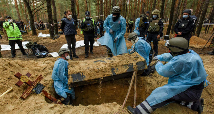 Horror en Ucrania encuentran más de 1.500 nuevas tumbas cerca de Mariúpol