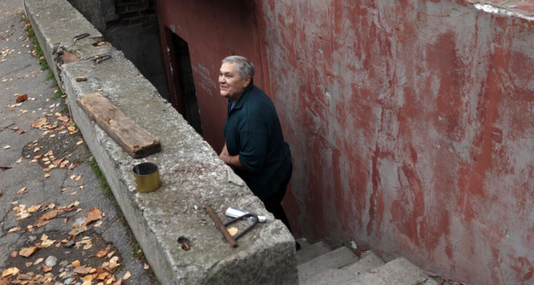 Una residente en la ciudad ucraniana de Stepnoguirsk, en la orilla oriental del río Dniéper, entra en un refugio subterráneo.