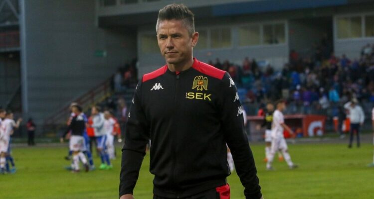 Gustavo Canales continúa siendo el DT de Unión Española.