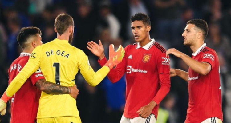 Raphael Varane explica el sentir en la interna del Manchester United.