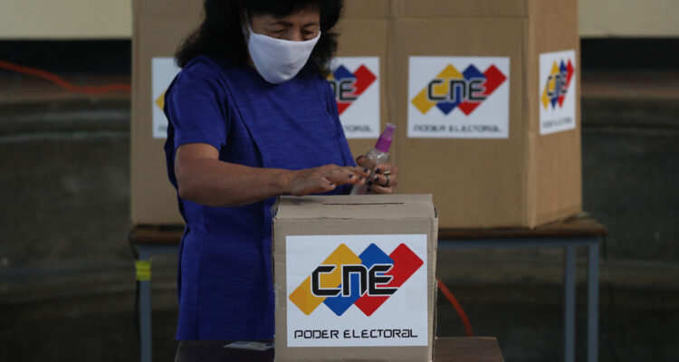Una mujer votando en Venezuela.