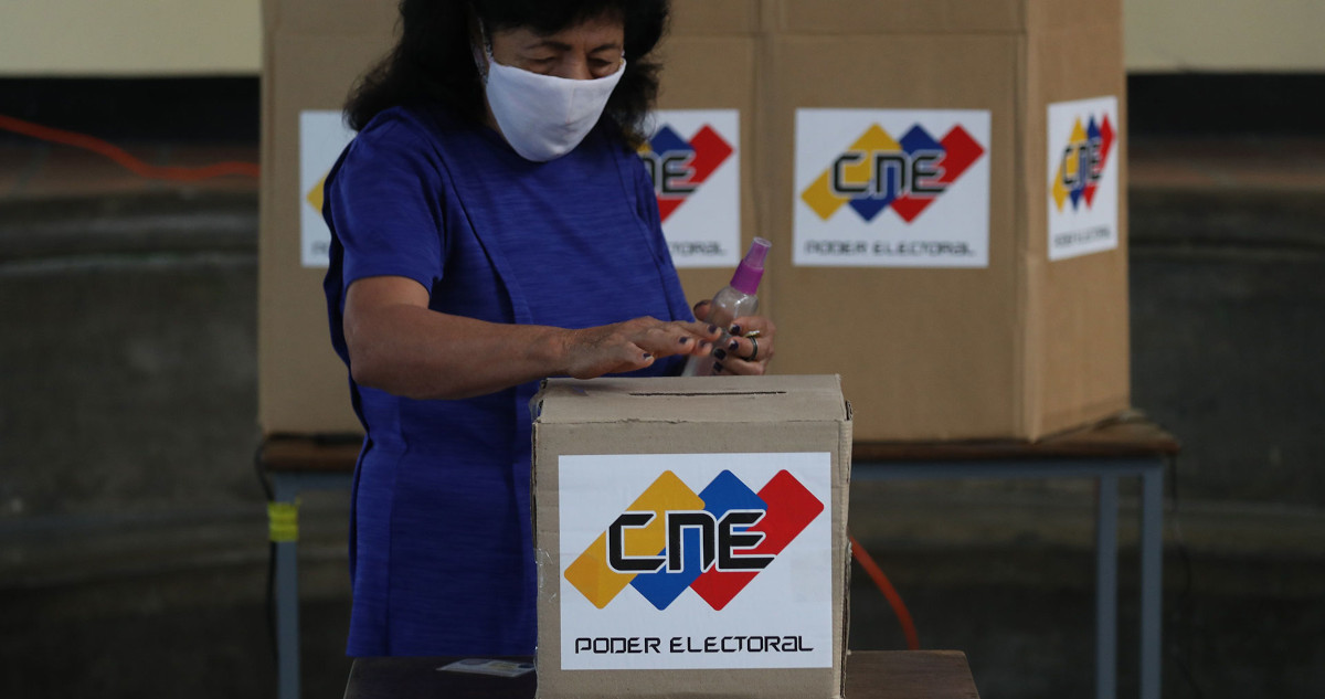 Una mujer votando en Venezuela.