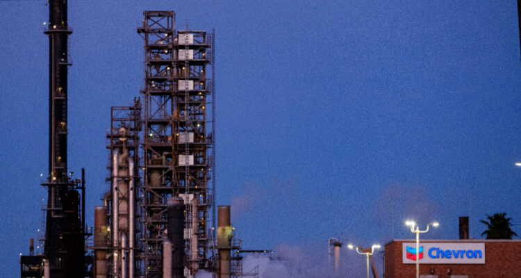 Venezuela anuncia la firma de contratos con petrolera Chevron tras alivio de sanciones de EEUU