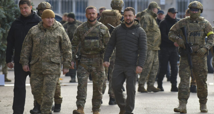 Volodimir Zelenski visita Jersón e iza la bandera ucraniana tras su reconquista