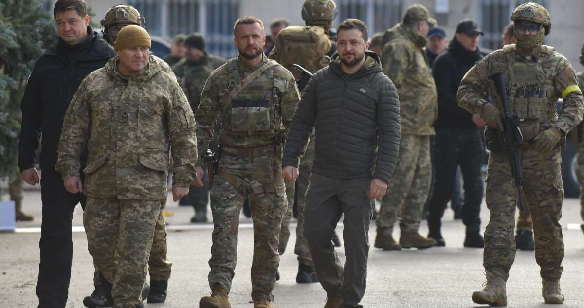 Volodimir Zelenski visita Jersón e iza la bandera ucraniana tras su reconquista