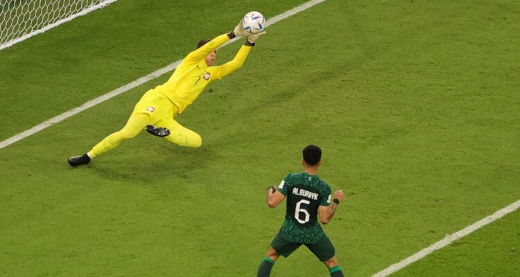Wojciech Szczesny impactó con una doble atajada ante Arabia Saudita.