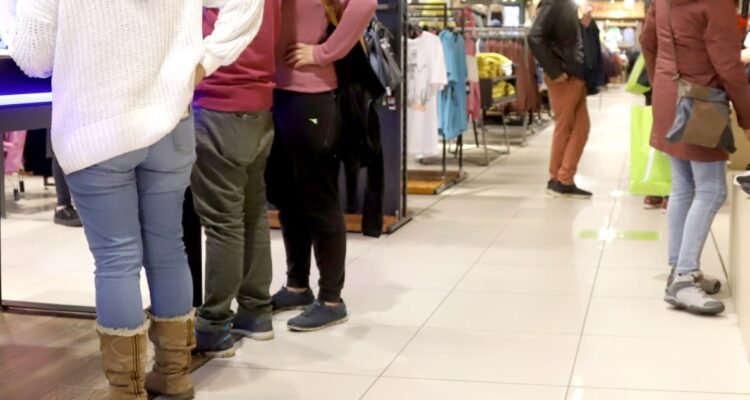 “Por riesgo a la salud”: Sernac emite alerta por unos zapatos de mujer que vende una multitienda