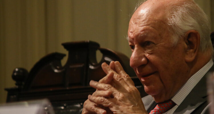 Lagos defiende primeros 20 años de transición