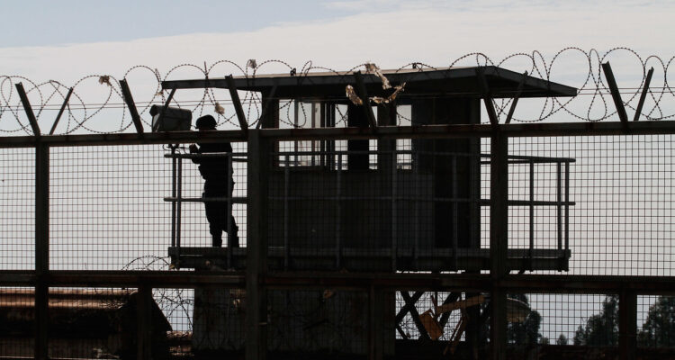 Detienen a gendarme por intentar ingresar droga en Complejo Penitenciario de Valparaíso