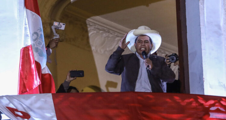 Abogado de Castillo renuncia a la defensa del mandatario por ruptura del orden constitucional