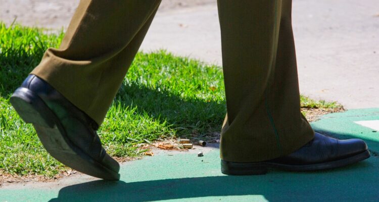 En dormitorio de comisaría: dan de baja a carabinero por meterse en cama de colega, tocarlo y grabar