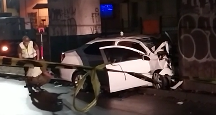 Un muerto y un herido en riesgo vital deja choque de auto con muro de paso bajo nivel en la RM