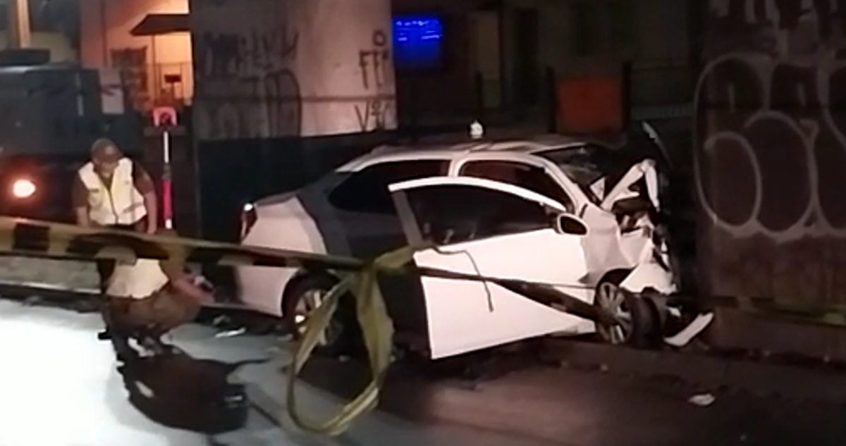 Un muerto y un herido en riesgo vital deja choque de auto con muro de paso bajo nivel en la RM