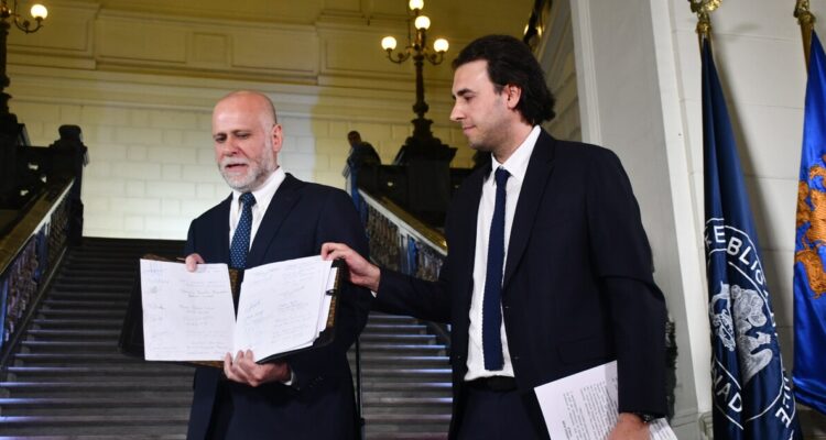 Los partidos políticos con representación parlamentaria logran acuerdo en el marco del proceso constituyente para avanzar en la redacción de una nueva Constitución.