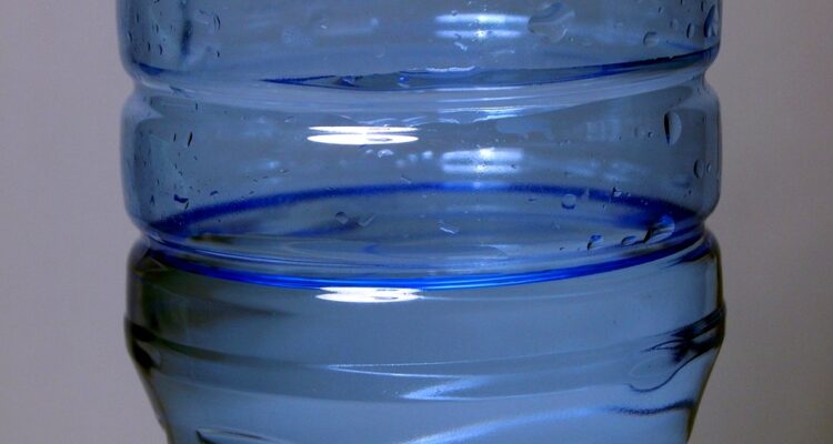 Empresa de agua embotellada tendrá que indemnizar a cliente que consumió producto contaminado