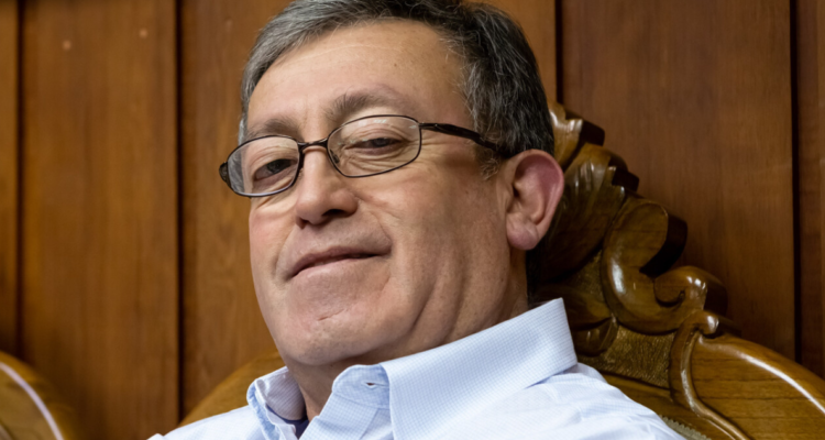 “Tiene las competencias”: Alcalde de Puerto Montt justifica contratación de cuestionado funcionario