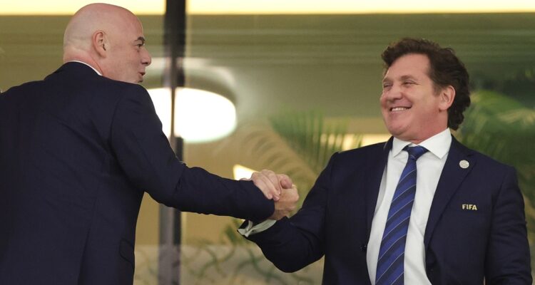 Alejandro Domínguez (derecha) junto al presidente de FIFA, Gianni Infantino.