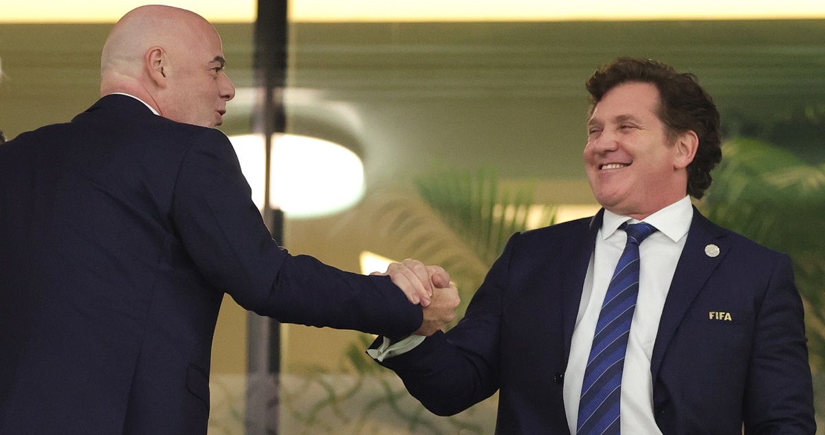 Alejandro Domínguez (derecha) junto al presidente de FIFA, Gianni Infantino.