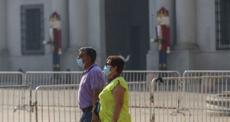 Decretan alerta por riesgo sanitario en Santiago y llaman a usar mascarillas por el humo