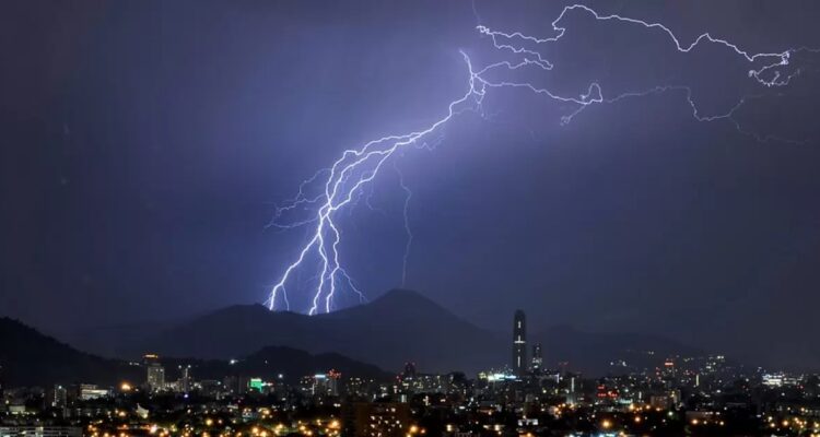 Alerta Temprana Preventiva en 10 comunas de la RM por posibles tormentas eléctricas y precipitaciones