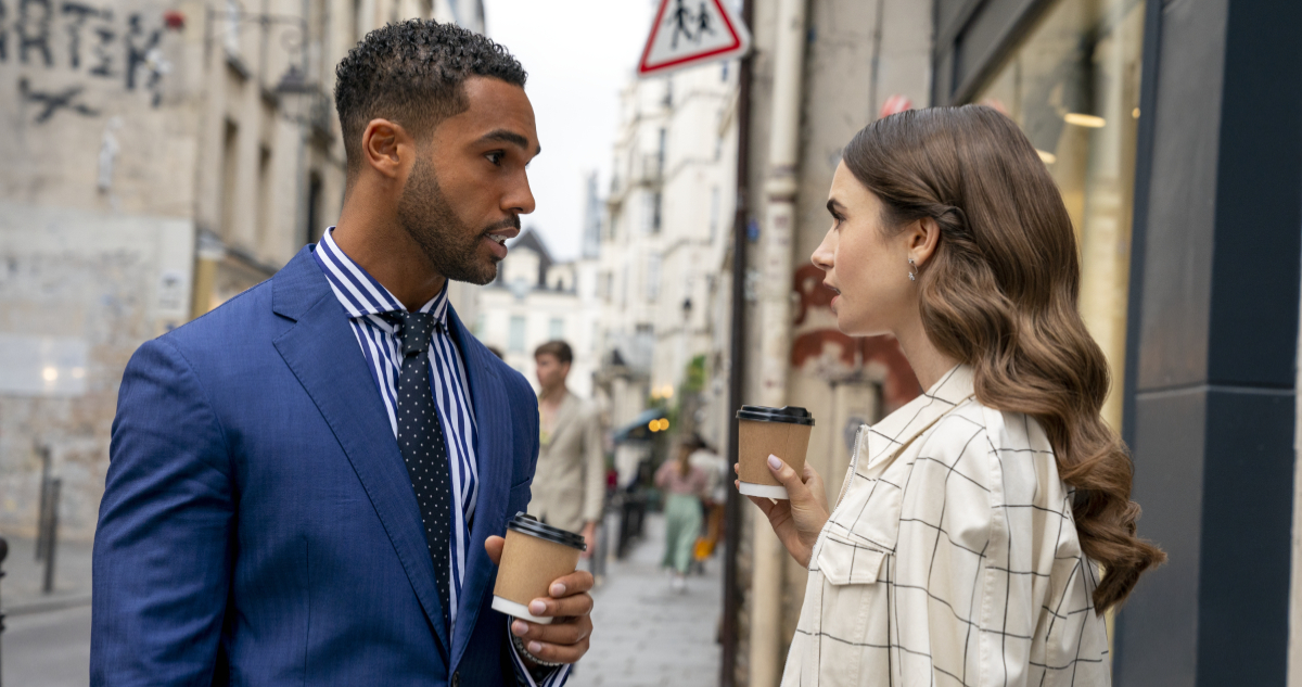 Alfie y Emily Cooper en una escena de Emily en París. El intérprete del inglés, Lucien Laviscount, dio pistas de lo que pasará con su personaje.