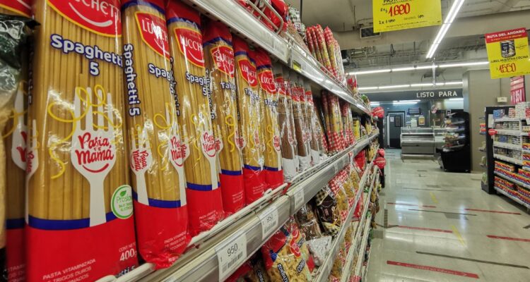 La canasta básica en Chile sigue al alza y arrastrando a más personas a la línea de la pobreza