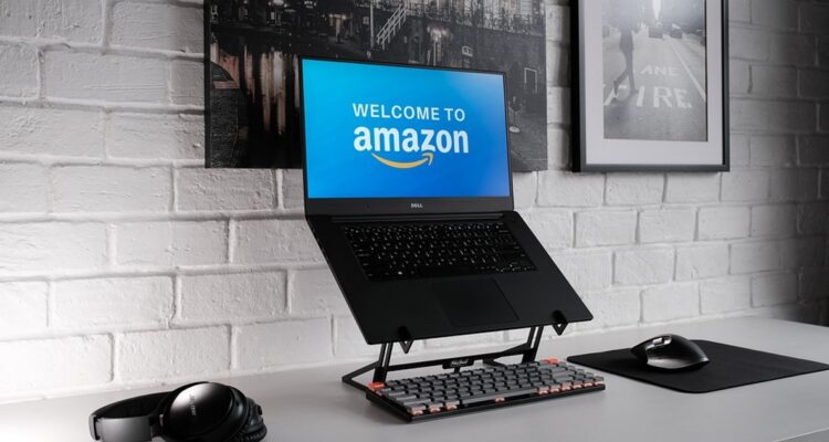 Francia aplica millonaria multa contra Amazon por cláusulas “abusivas”