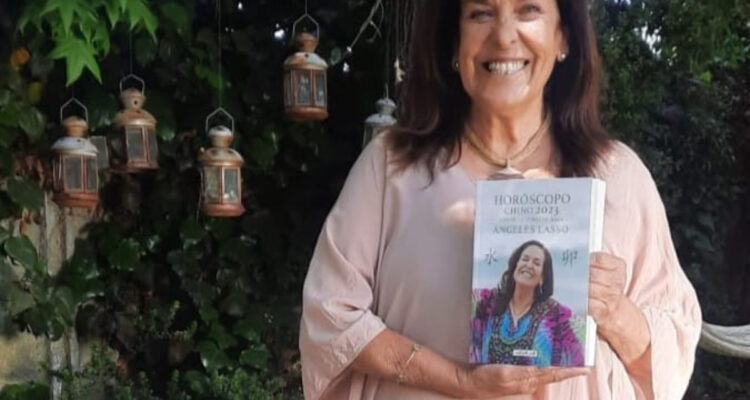 La astróloga Ángeles Lasso posando junto a su libro de Horóscopo Chino 2023.