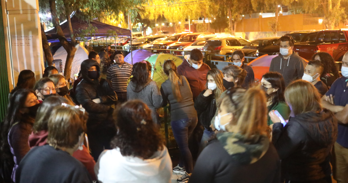 apoderados acampan afuera de escuela en Copiapó